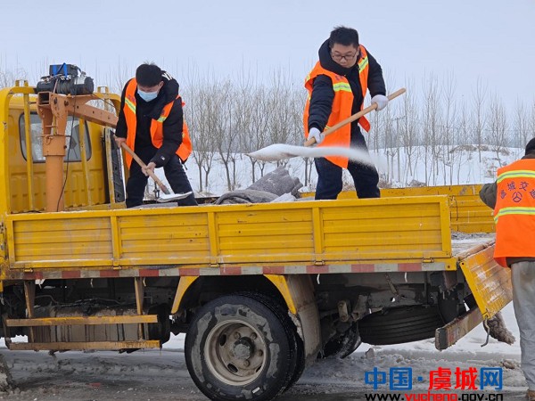 县交通运输局积极组织农村公路管理养护人员开展融雪除冰保畅通工作